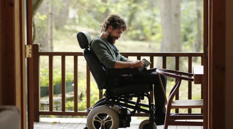 Друг сяда на инвалидния стол на Недим в "Безмилостен град"