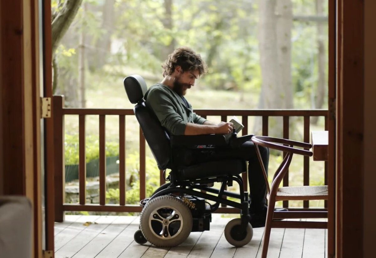 Друг сяда на инвалидния стол на Недим в "Безмилостен град"