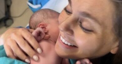 Аслъ Енвер показа новородената си дъщеричка