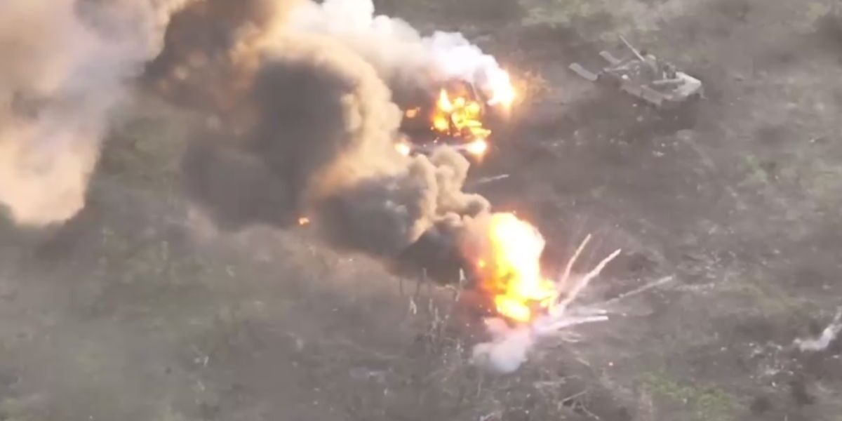 Украйна превърна колона от руски танкове в купчина метални отпадъци (ВИДЕО)