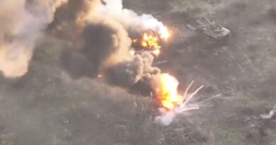 Украйна превърна колона от руски танкове в купчина метални отпадъци (ВИДЕО)